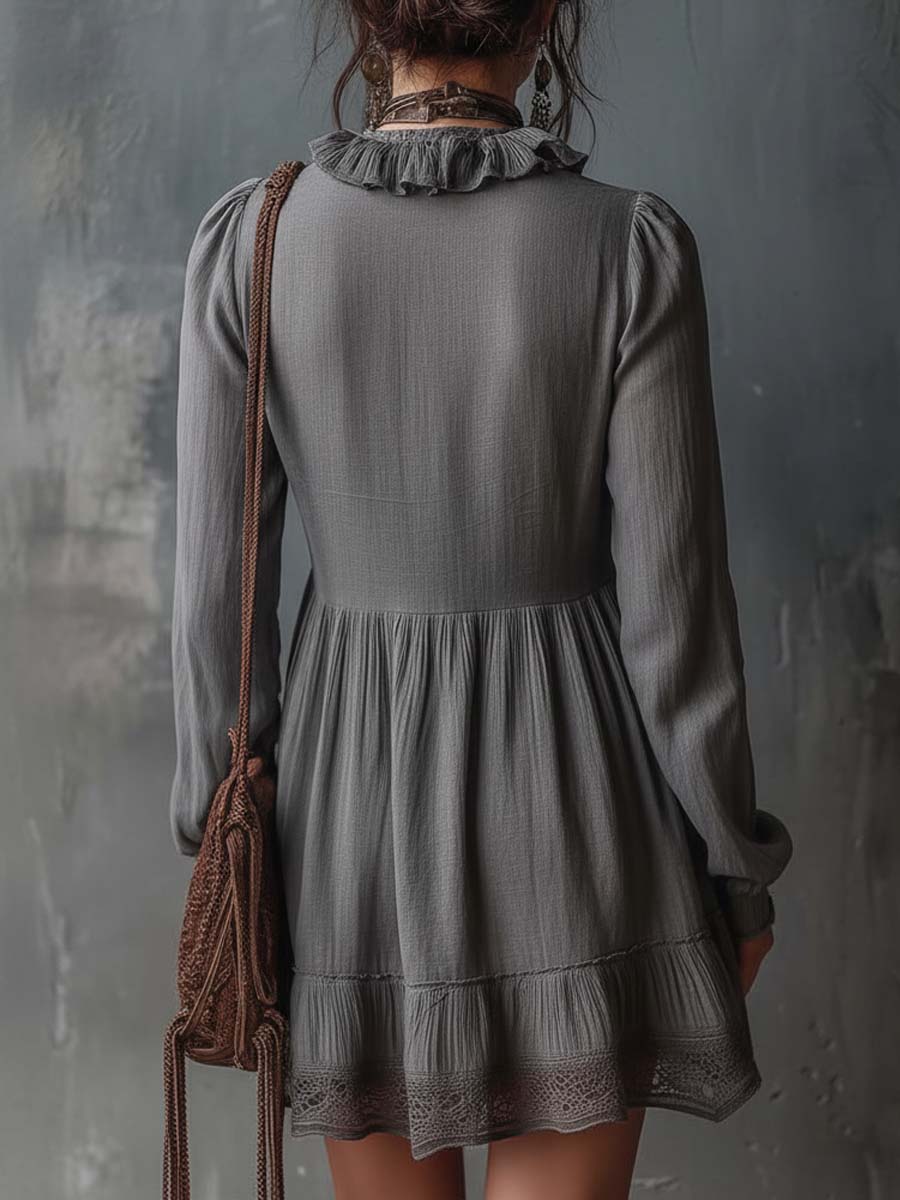 Mini vestido com folhos e decote em V, confecionado em algodão e linho