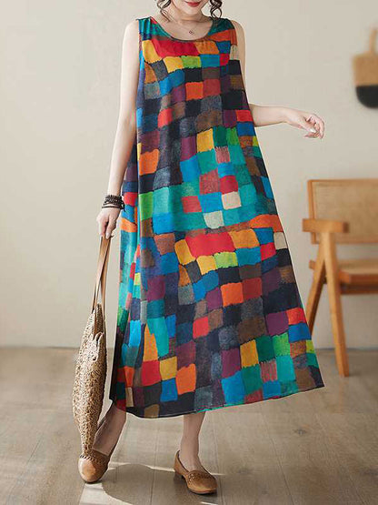 Vestido midi largo, sem mangas, xadrez multicolorido e com decote redondo.