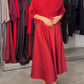 Conjunto de duas peças para menina composto por uma camisola de malha e um vestido de cetim.