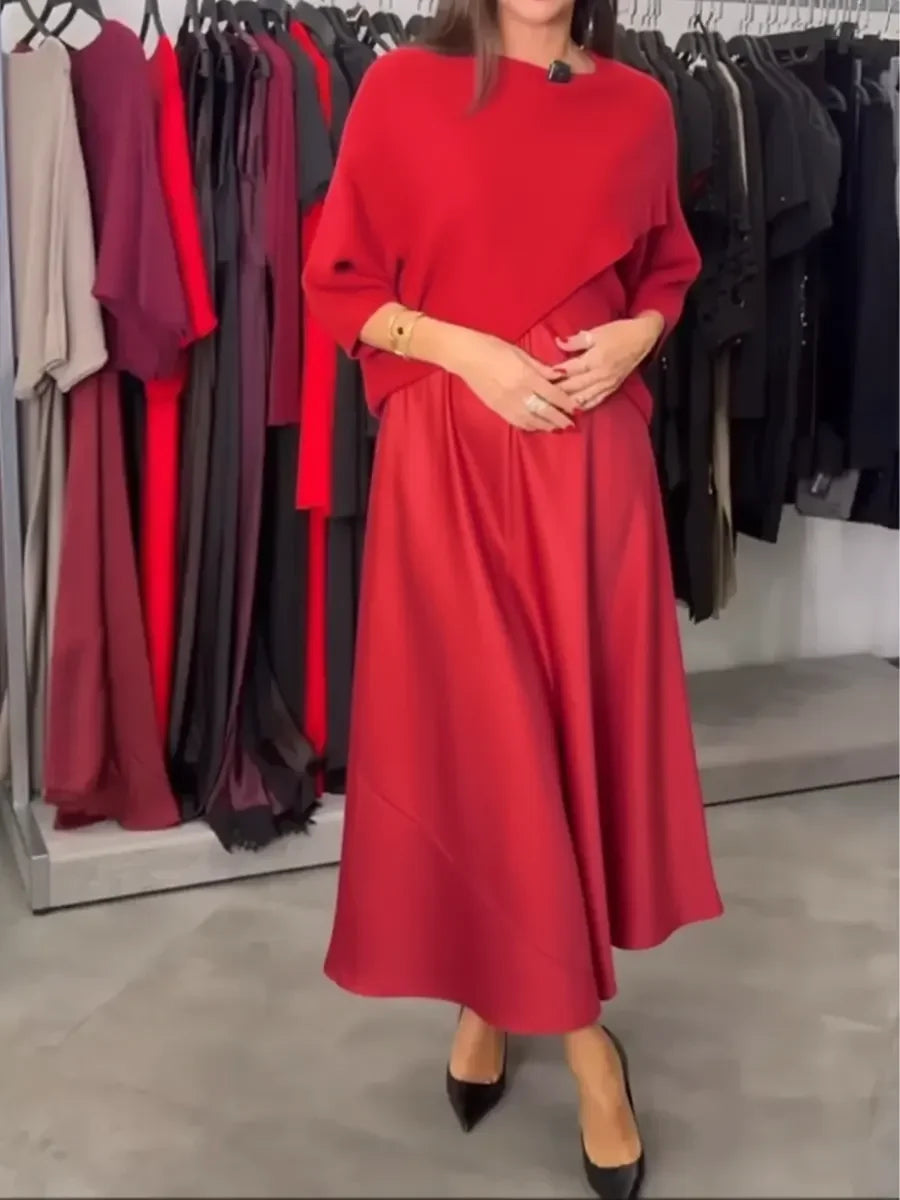 Conjunto de duas peças para menina composto por uma camisola de malha e um vestido de cetim.