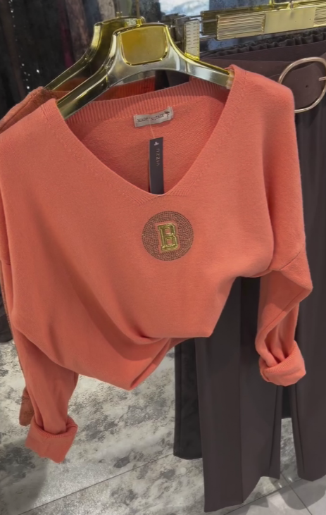 🔥【Tamanhos S-5Xl】🌸Camisola de senhora com decote em V e logótipo "B", combinada com calças pantalona
