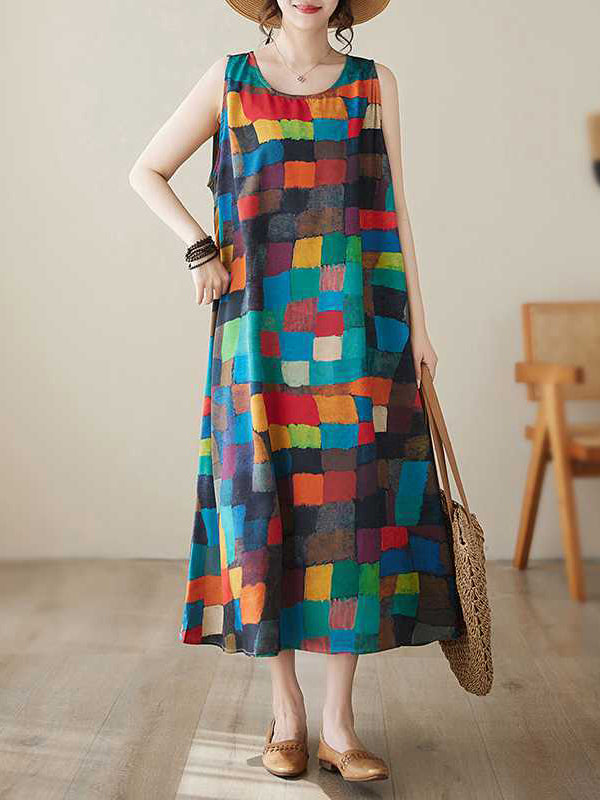 Vestido midi largo, sem mangas, xadrez multicolorido e com decote redondo.