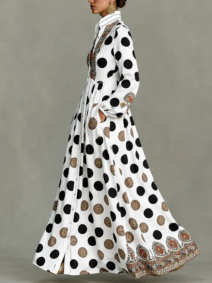 Vestido clássico com estampado de bolinhas e contraste de cores.