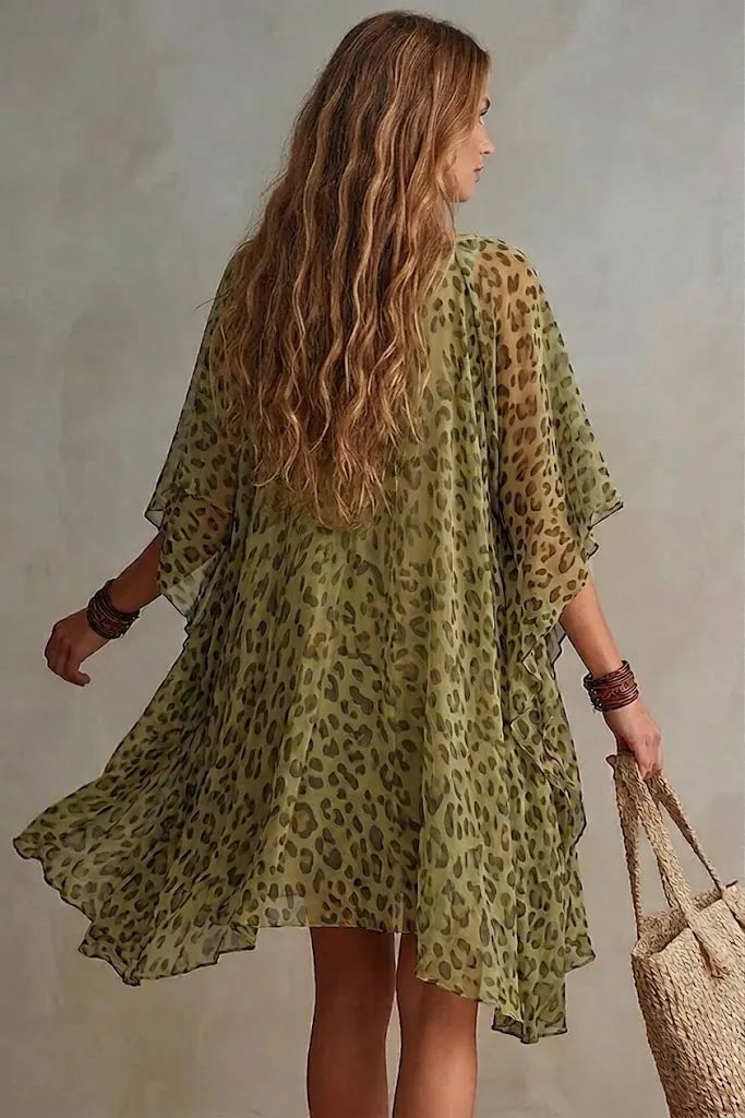 Vestido de Chiffon Soltinho e Fluido, com Decote em V e Estampado Leopardo