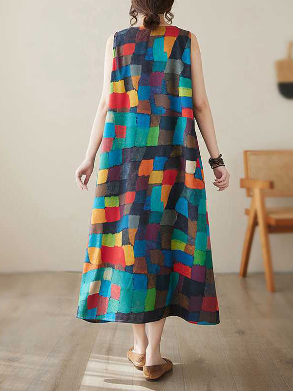 Vestido midi largo, sem mangas, xadrez multicolorido e com decote redondo.