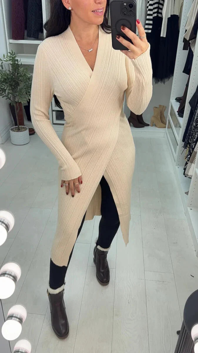 Blusa de mulher comprida casual de cor lisa com decote em V e corte irregular