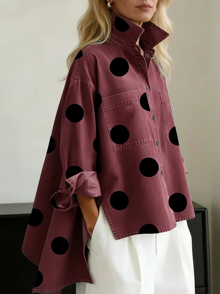 Blusa elegante e artística com estampado de bolinhas e gola alta.