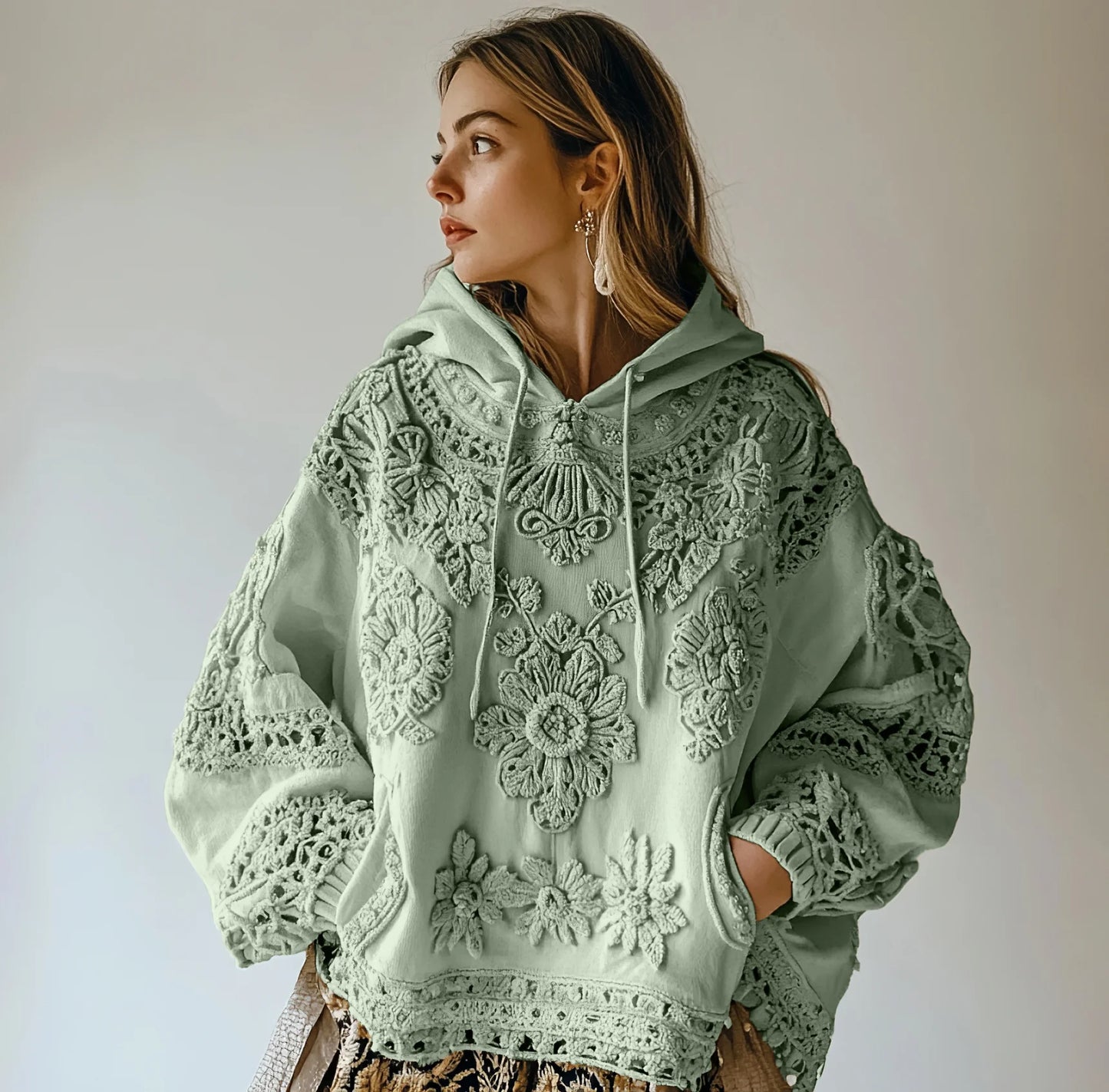 Sweatshirt casual para mulher com capuz e estampa floral bordada