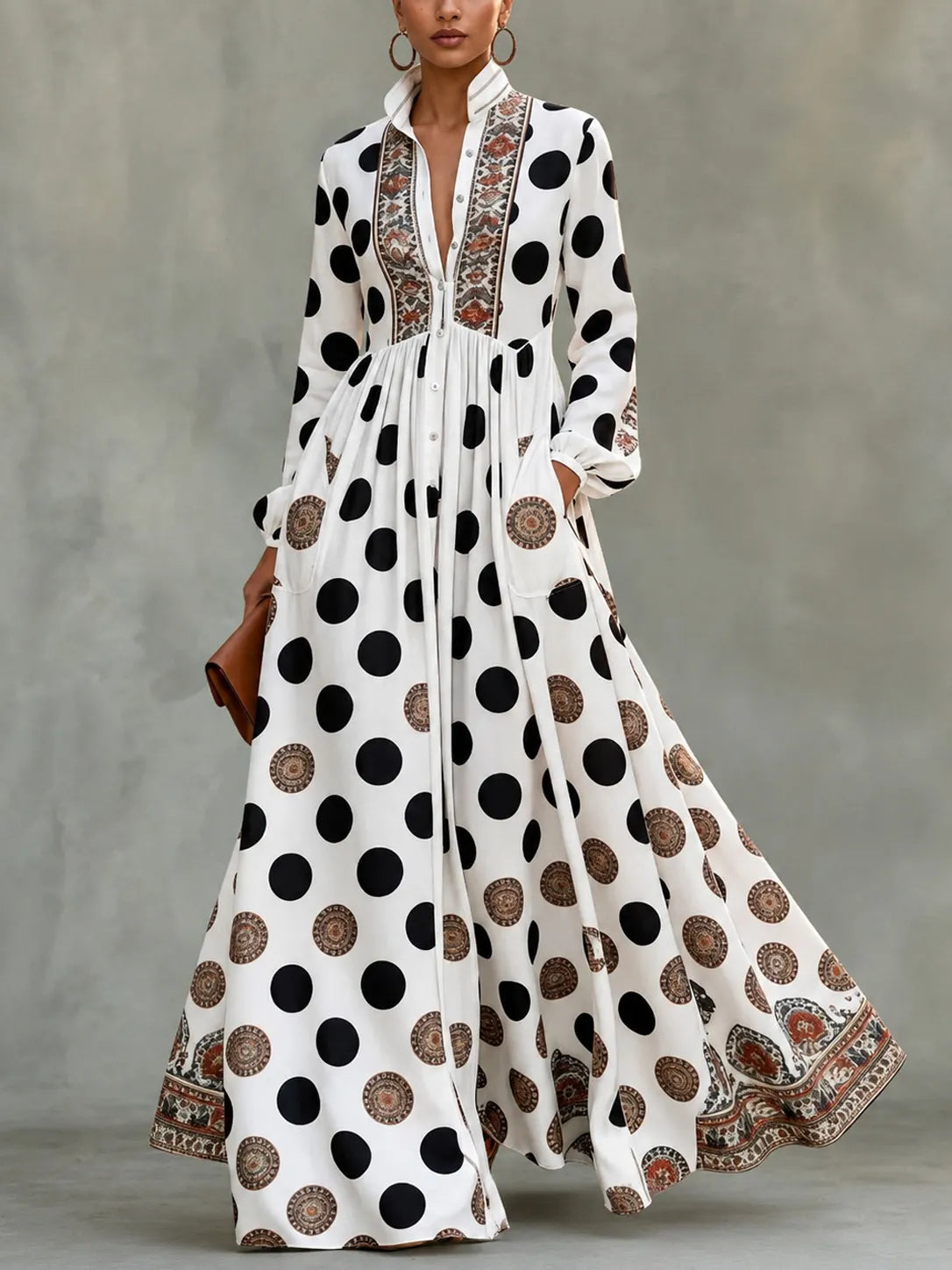 Vestido clássico com estampado de bolinhas e contraste de cores.