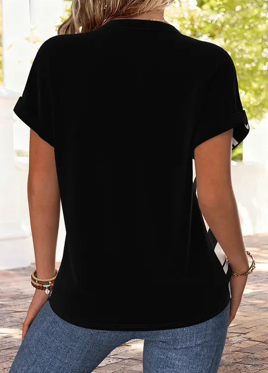 Blusa de mulher estilo boho com mangas flare e decote em V.
