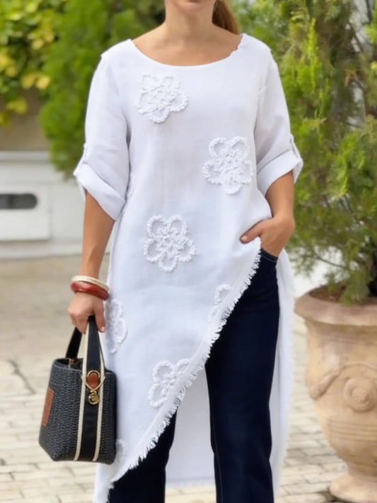 Blusa tipo camisa em algodão com corte largo e bordado floral