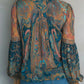 Blusa de mulher estilo boho com mangas flare e decote em V.