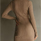 Vestido de malha entrançada com decote em V e meio fecho na cor camel